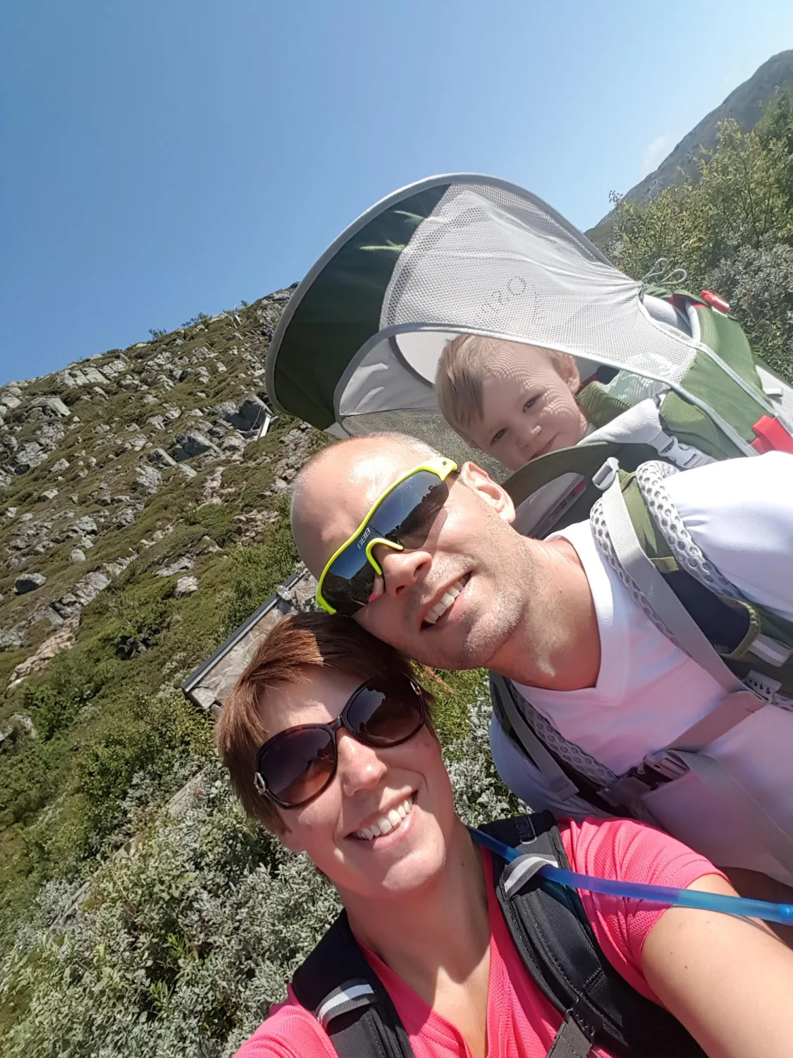 Tre personer på vandring