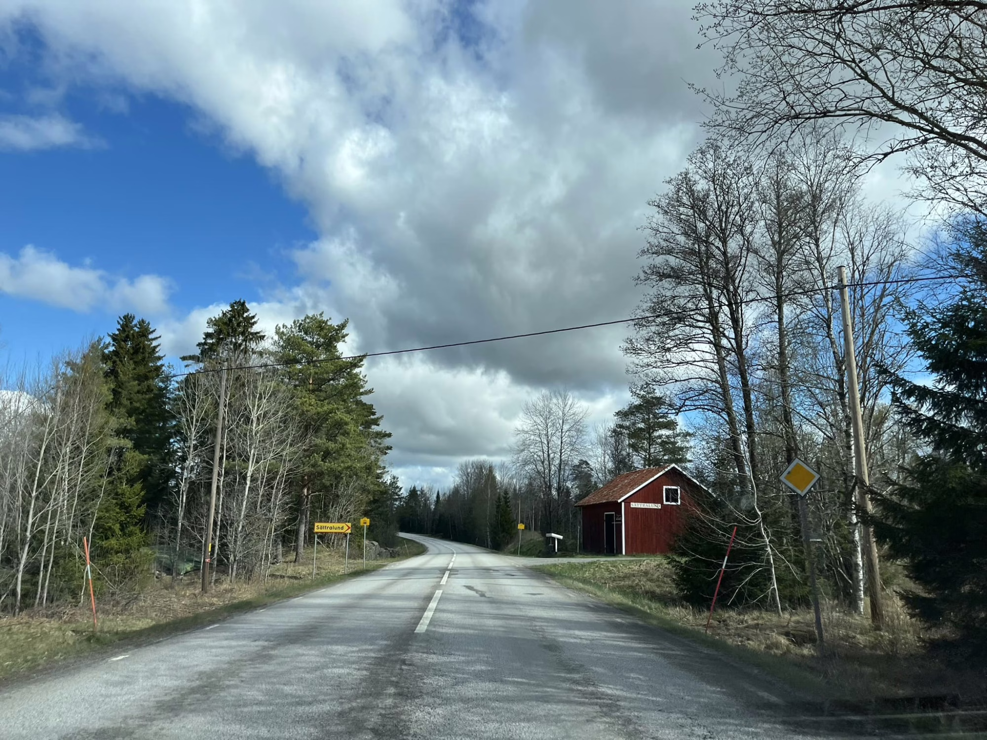Rött hus längs vägen