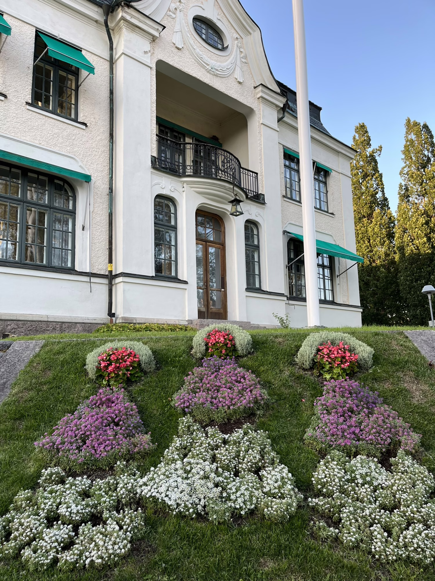 Tre gummor i blommor
